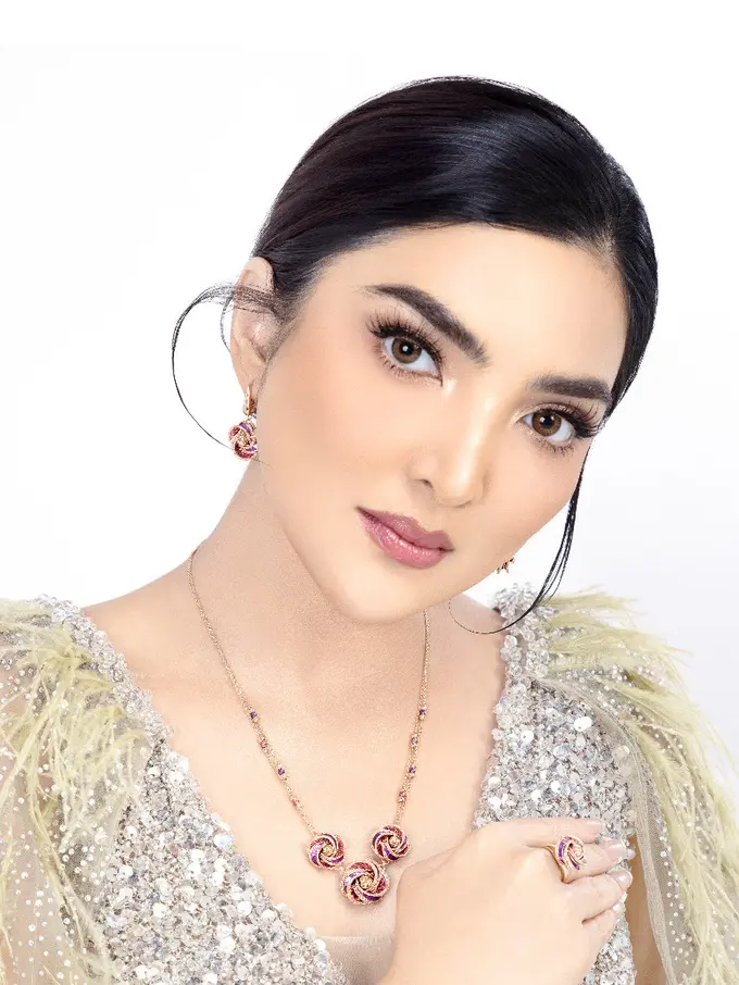 Gaya Stunning dan Mewah Ashanty Kenakan Perhiasan Lokal