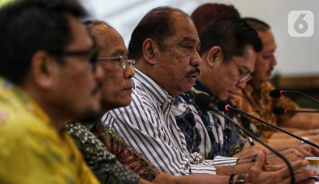 Ketua Penyelenggara Munas Partai Golkar Melchias Markus Mekeng (tengah) bersama jajaran panitia memberi keterangan saat konferensi pers di Kantor DPP Golkar, Jakarta, Jumat (29/11/2019). Para menteri Kabinet Indonesia Maju dan lembaga tinggi negara akan diundang. (Liputan6.com/Johan Tallo)