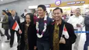 Rio Haryanto mendapat sambutan hangat dari Konsul (KJRI) Shanghai, Arif Gunawan di Bandar Udara Internasional Pudong Shanghai, Selasa (12/4/2016) WIB. (Bola.com/Rio Haryanto Media)