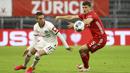 Pemain Eintracht Frankfurt Mijat Gacinovic (kiri) berebut bola dengan pemain Bayern Munchen Benjamin Pavard dalam pertandingan semi final Piala Jerman di Allianz Arena, Munchen, Jerman, Rabu (10/6/2020). Bayern Munchen menang 2-1 dan lolos ke final. (Kai Pfaffenbach Pool via AP)