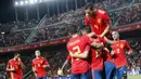 Para pemain Spanyol merayakan gol yang dicetak oleh Sergio Ramos ke gawang Kroasia pada laga UEFA Nations League di Stadion Manuel Martinez Valero, Selasa (11/9/2018). Spanyol menang 6-0 atas Kroasia. (AP/Alberto Saiz)