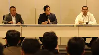 Ketua umum PSSI, Erick Thohir (tengah) didampingi wakil ketua Zainudian Amali dan anggota Komite Eksekutif, Arya Sinulingga dalam sesi konferensi pers di Menara Danareksa Jakarta, Kamis (20/7/2023) petang WIB. (Bola.com/Abdul Aziz)