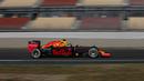 Pebalap Rusia dari tim Red Bull, Daniil Kvyat, membukukan catatan waktu 1 menit 25,900 detik pada sesi pertama hari ke-4 tes pramusim di Sirkuit Catalunya, Barcelona, Spanyol, Kamis (25/2/2016). (Reuters/Sergio Perez)