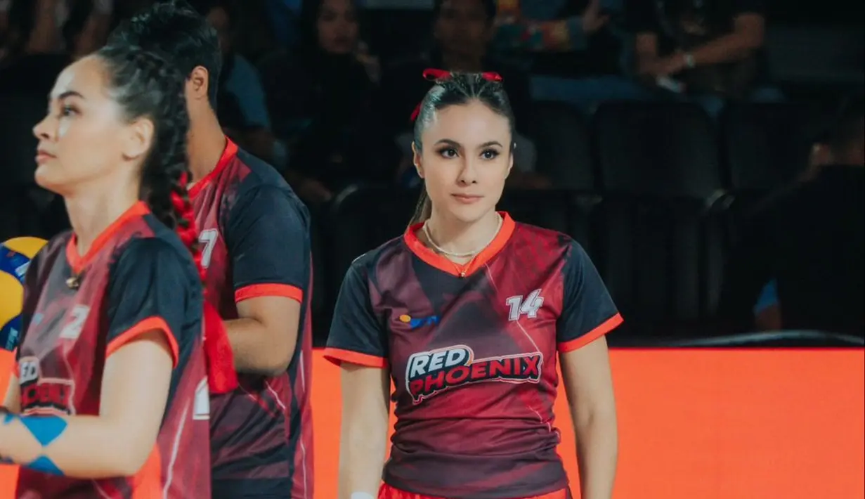 Gaya chic Wulan Guritno saat bermain voli. Pesona awet muda dari body goals dan kecantikannya yang seakan tak pernah pudar. [Foto: Instagram/wulanguritno]