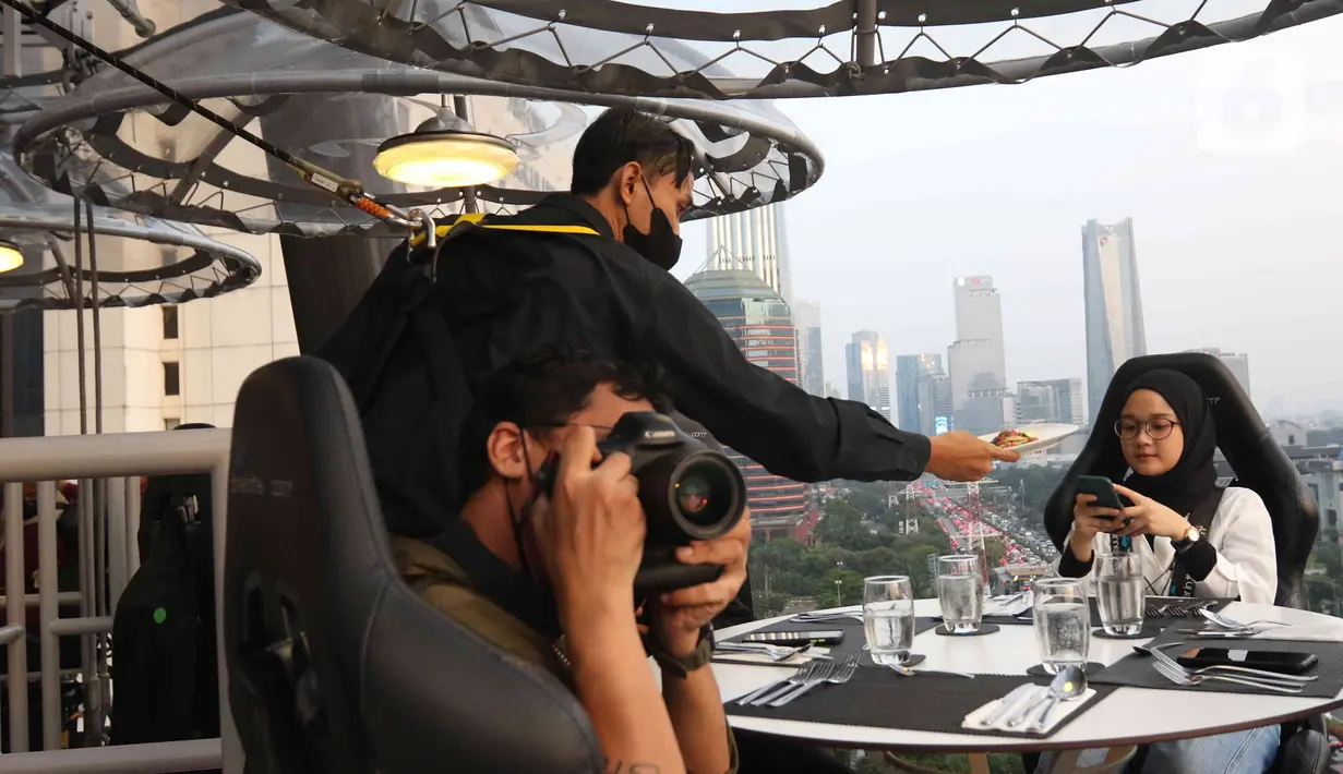 Pengunjung berada di Lounge in the sky, Jakarta, Selasa (29/3/2022). Lounge in the sky mengudara setiap hari dari jam 17.00 hingga 21.00 WIB.(Liputan6.com/Herman Zakharia)