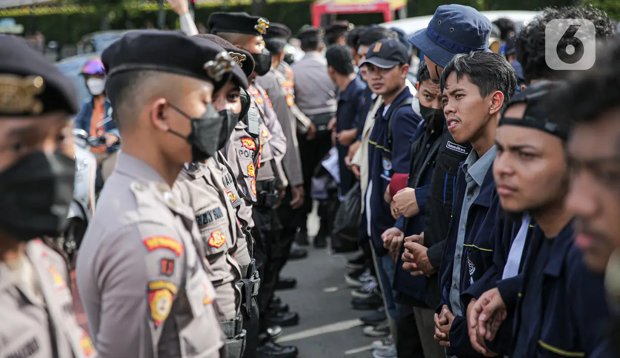 Massa aksi dari BEM Seluruh Indonesia (BEM SI) saat aksi di kawasan Patung Kuda, Jakarta, Jumat (28/10/2022). Dalam aksinya mereka menuntut penolakan kenaikan harga BBM hingga penyelesaian pelanggaran HAM masa lalu. (Liputan6.com/Faizal Fanani)