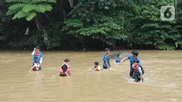 Anak-anak  menangkap ikan pada aliran Sungai Ciliwung di kawasan Bendungan Katulampa, Bogor, Minggu (15/5/2022). Kegiatan bermain sambil mengenalkan alam kawasan daerah aliran sungai (DAS) Ciliwung seperti hiking, menangkap ikan dan rafting yang diadakan oleh Hiking Bocah ini dilakukan setiap akhir pekan dengan biaya Rp 115 ribu/paket anak. (merdeka.com/Arie Basuki)