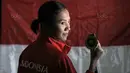 Srunita Sari meraih medali emas di nomor kumite kelas 50 kg putri pada SEA Games 2017 di Kuala Lumpur. Sari mengalahkan atlet Thailand Paweena Rakshachart dengan skor telak 6-0. (Bola.com/Nicklas Hanoatubun)