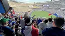 Suporter Timnas Prancis mengibarkan bendera dan memenuhi tribune MetLife Stadium saat menyaksikan laga babak 32 besar Piala Dunia 2026 melawan Swedia di New York, New Jersey, Amerika Serikat, Selasa (30/6/2026) waktu setempat atau Rabu (1/7/2026) dini hari WIB. Dukungan tanpa henti mengiringi kemenangan Les Bleus 3-0 yang memastikan langkah ke babak 16 besar. (KLY Sports/Hery Kurniawan)