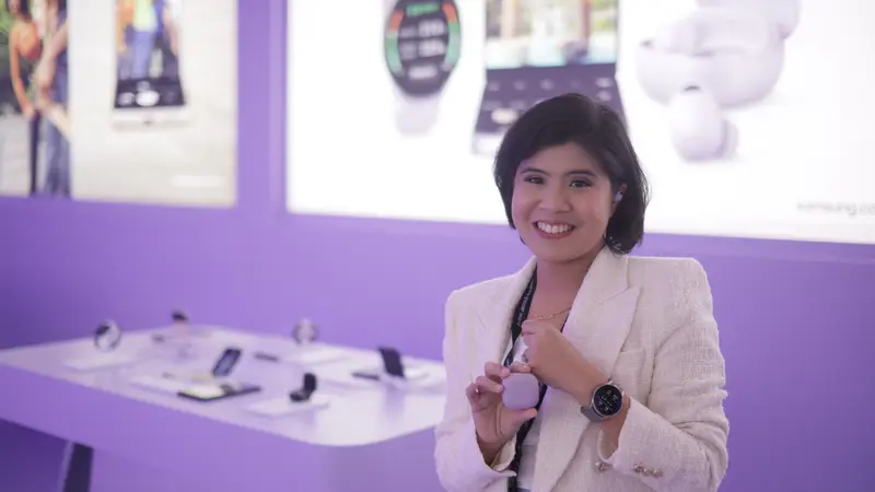Annisa Nurul Maulina, Product Marketing Manager Samsung Mobile Samsung Electronics Indonesia Menunjukkan Inovasi Pada Galaxy Wearables Terbaru