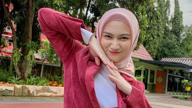 OOTD Melody Laksani Pakai Outfit Warna Merah, Cerah dan Memesona