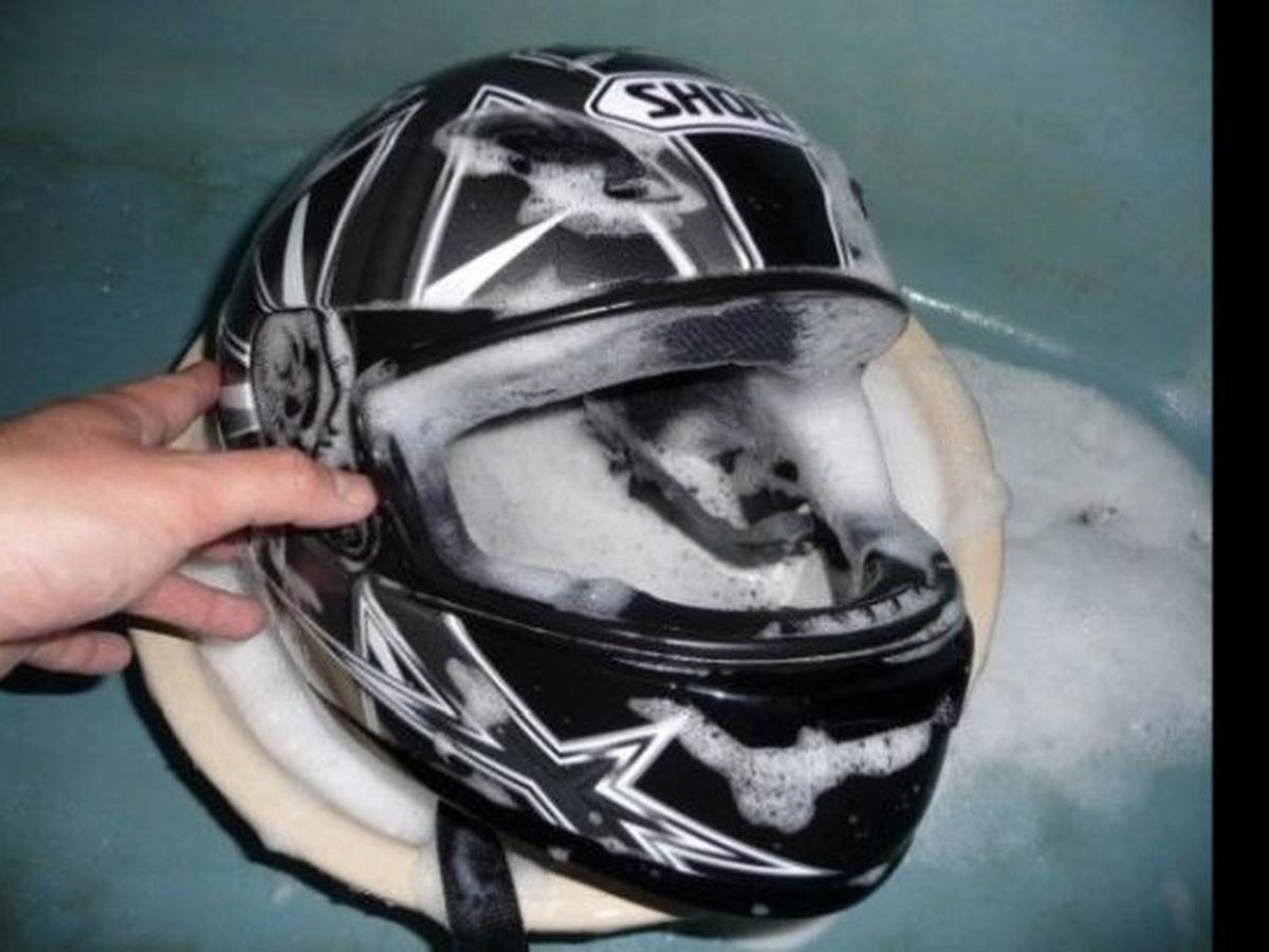 Cara Ampuh Hilangkan Bau Tak Sedap pada Helm - Otomotif ...
