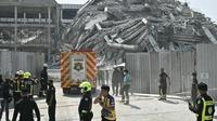 Tim penyelamat terlihat di lokasi konstruksi tempat sebuah bangunan runtuh di Bangkok pada 28 Maret 2025, setelah gempa bumi. (Dok: AFP/Lillian Suwanrumpha)