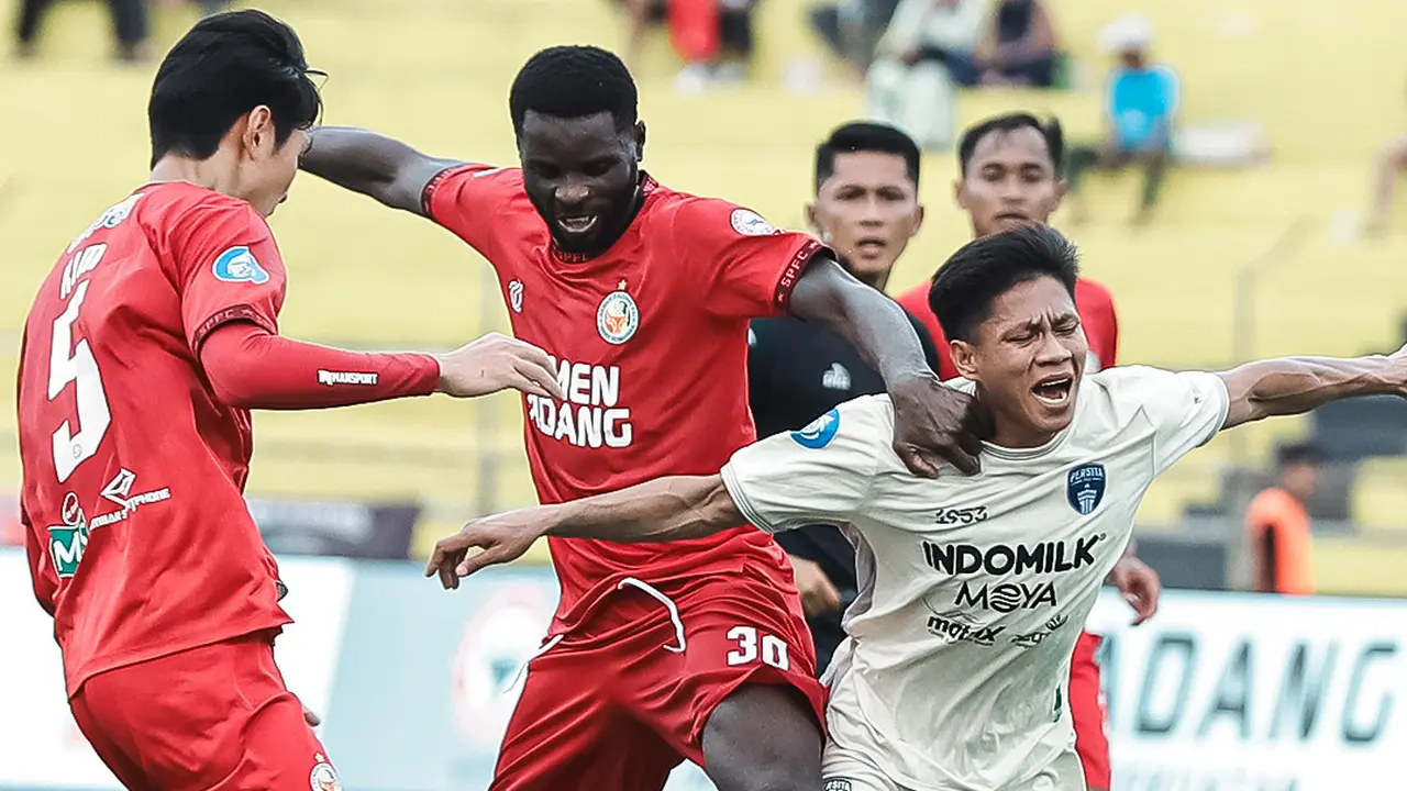 Semen Padang vs Persita Tangerang