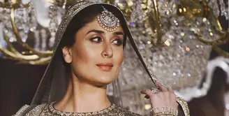 Kareena Kapoor, aktris asal India ini sedang menunggu kelahiran anak pertamanya bersama sang suami, Saif Ali Khan. Diperkirakan lahir bulan Desember, keduanya berniat tak akan pakai pengawal untuk anaknya. (Instagram/therealkareenakapoor)