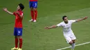 Gelandang serang Aljazair, Abdelmoumene Djabou (kanan) merayakan gol ketiga yang bersarang di gawang Korea Selatan di laga penyisihan Piala Dunia 2014 Grup H di Stadion Beira Rio, Porto Alegre, Brasil (23/6/2014). (REUTERS/Marko Djurica)