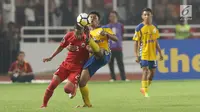 Gelandang Persija, Nugroho Fatchur Rochman (kiri) berebut bola atas dengan pemain Tampines Rovers pada penyisihan grup H Piala AFC 2018 di Stadion GBK, Jakarta, Rabu (28/2). Persija unggul 4-1. (Liputan6.com/Helmi Fithriansyah)