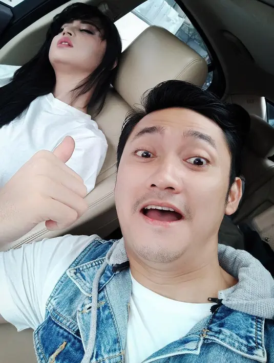 Beberapa waktu lalu, Dewi Perssik tertangkap kamera sedang tertidur di mobil. Hal itu terungkap pada salah satu postingan foto di akun Instagram milik Angga Wijaya. (Foto: instagram.com/anggawijaya88)