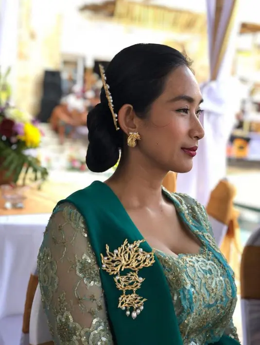 Happy Salma dikenal sebagai aktris, presenter sekaligus penulis teater. (Liputan6.com/IG/@happysalma)