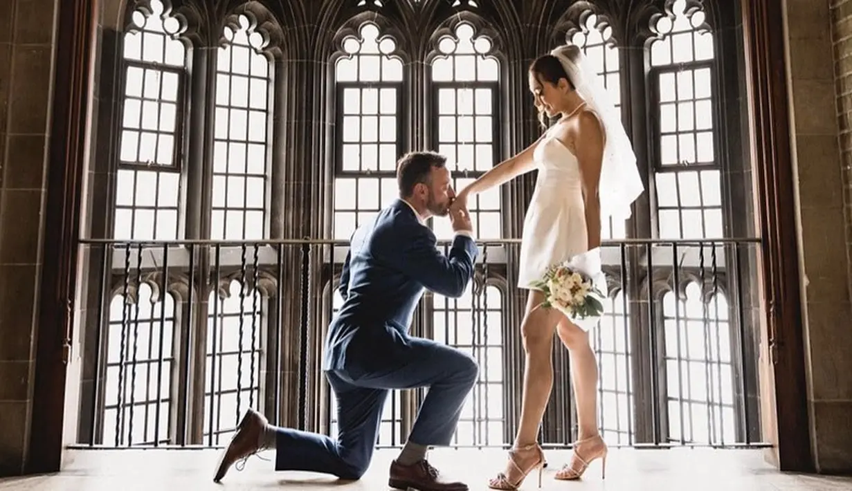 Kabar bahagia itu dibagikan oleh akun @thebridestory. "Kabar bahagia!❤ Setelah 6 tahun berpacaran & menjalani long distance relationship, aktris sekaligis model @rezerdewi & @cangguru resmi menikah!,"  tulis thebridestory. [Instagram/thebridestory]