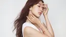 Selain itu, Park Shin Hye tampil sangat memukau bak puteri kerajaan dengan berbagai macam perhiasan dan pernak-pernik mutiara. (Elle/Bintang.com)