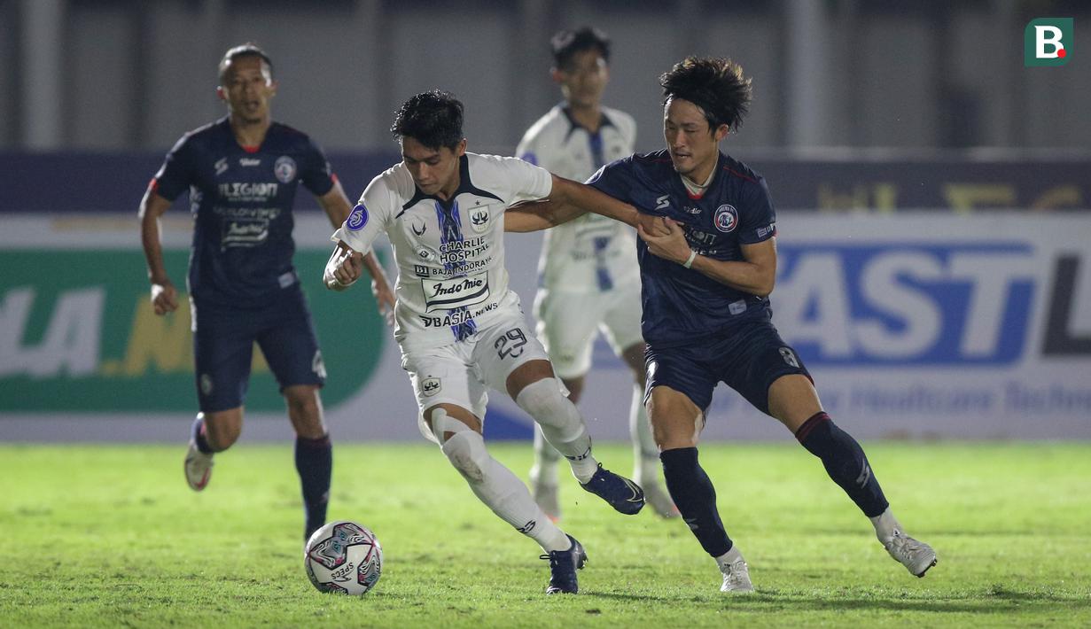 Gelandang Jepang andalan Arema FC, Renshi Yamaguci (kanan) menjadi pemain asing keempat yang absen di laga saat melawan PSIS Semarang. Alasannya juga sama, belum diketahui penyebabnya. (Bola.com/Bagaskara Lazuardi)