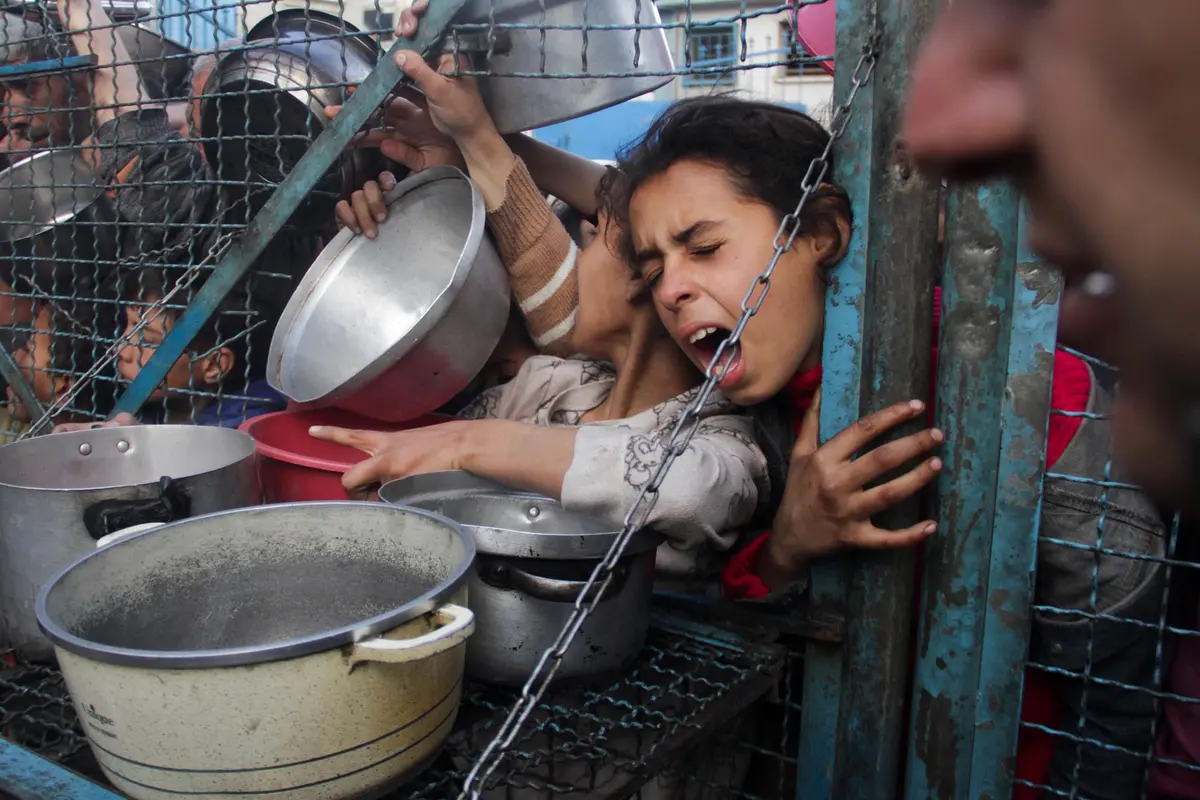 Potret Anak-anak Pengungsi Palestina Antre Pembagian Makanan di Kamp Jabaliya Jalur Gaza