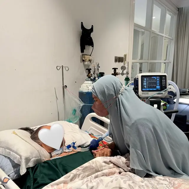 6 Potret Kakak Alya Rohali Pamit Umrah ke Ibunda Sebelum Meninggal, Dengar Suara Ibu