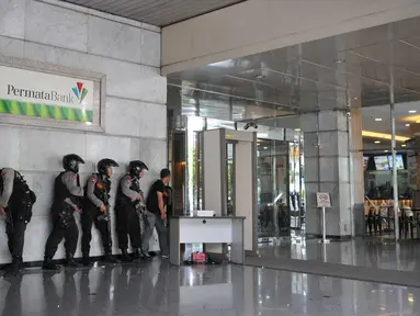 Sejumlah tim Antiteror Brimob saat melakukan penyergapan di Gedung Djakarta Theatre, Jakarta, Kamis (14/1). Gedung itu diduga adalah tempat bersembunyi pelaku ledakan Pos Polisi perempatan Sarinah Thamrin. (Liputan6.com/Gempur M Surya)