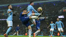 Duel pemain Chelsea, Alvaro Morata (2kiri) dengan pemain Manchester City pada lanjutan Premier League di Etihad Stadium, Manchester, (04/03/2018). Manchester City menang 1-0. (AFP/Oli Scarff)