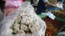 Aktivitas pedagang cabai dan bawang putih di pasar Kebayoran Lama, Jakarta, Kamis (6/2/2020). Harga cabai dan bawang putih mengalami kenaikan hingga mencapai dua kali lipat akibat musim hujan. (Liputan6.com/Angga Yuniar)