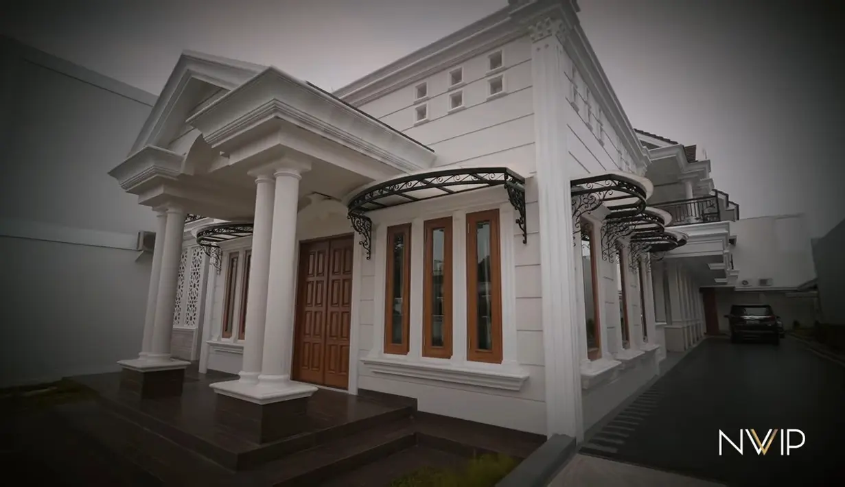 Hal itu tergambar dari fasad dan arsitektur yang menggunakan pilar serta warna putih gading. [YouTube/Nikita Willy Official]