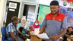 Sopir bus Antar Kota Antar Provinsi (AKAP) menjalani tes urine dan kesehatan di Terminal Pulo Gebang, Jakarta, Kamis (22/6). Kegiatan ini digelar oleh Direktorat Lalu Lintas bersama Direktorat Narkoba Polda Metro Jaya. (Liputan6.com/Immanuel Antonius)