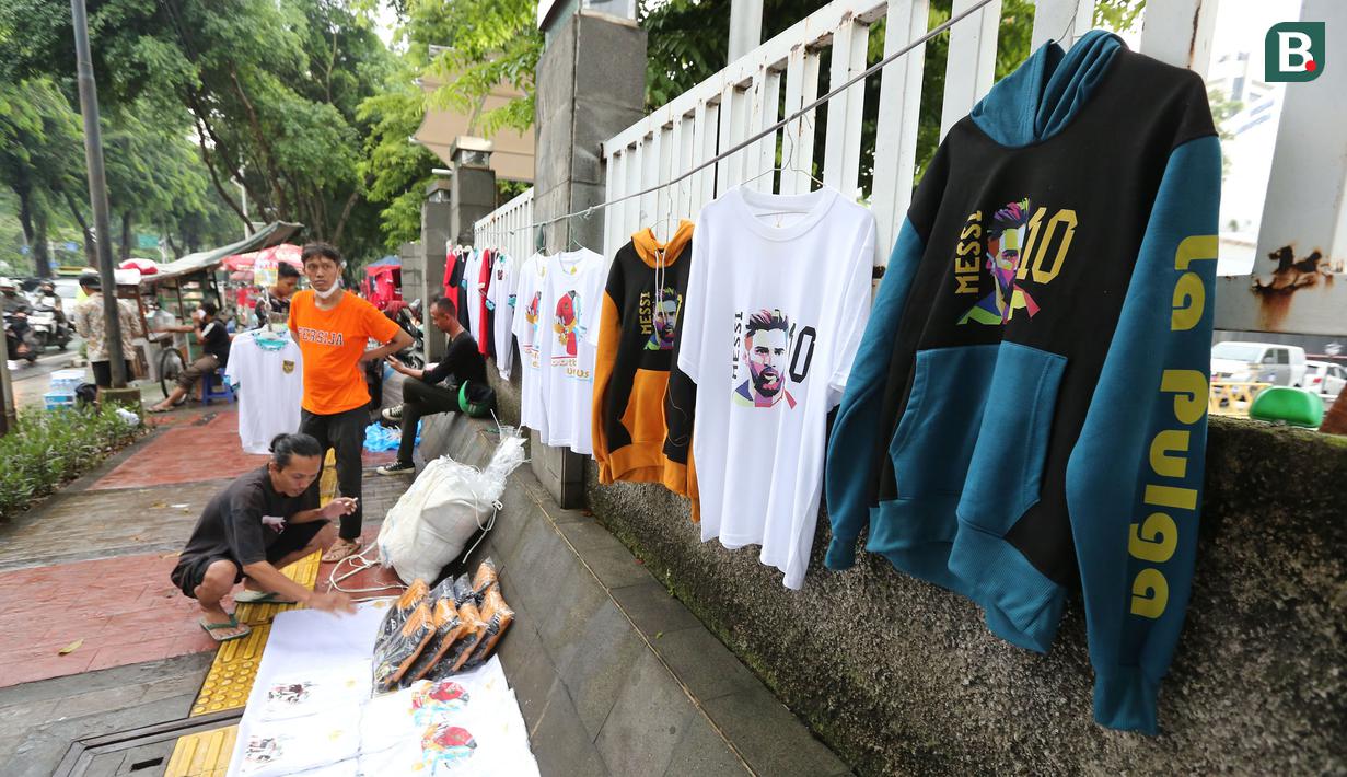 <p>Pedagang Jersey di sekitar Stadion Utama Gelora Bung Karno (SUGBK), Senayan, Jakarta hari Senin (19/06/2023). Sejumlah pedagang pernak-pernik bertebaran di sekitar SUGBK jelang pertandingan Timnas Indonesia menghadapi Argentina. Mereka menjual dagangan mereka mulai dari Rp35 ribu hingga Rp200 ribu. (Bola.com/M Iqbal Ichsan)</p>