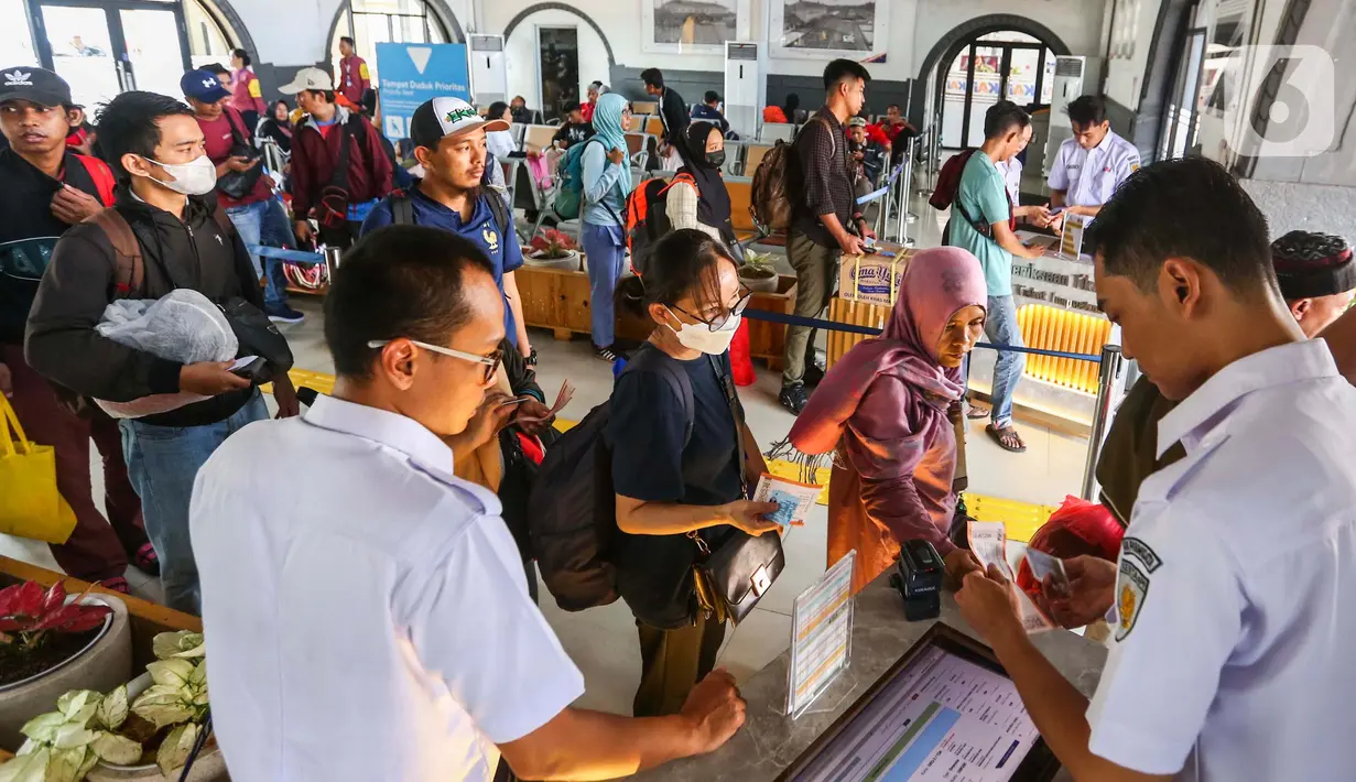 Sejumlah pemudik memadati Stasiun Pasar Senen, Jakarta, Rabu (3/4/2024). (Liputan6.com/Angga Yuniar)