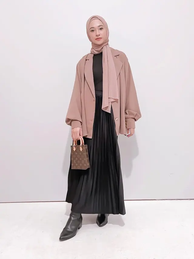 6 Gaya Padu Padan Blazers dan Hijab Poppy Bunga yang ala Girl Boss