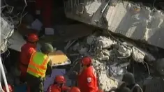 Pencarian korban difokuskan pada sebuah apartemen 17 lantai yang roboh.
