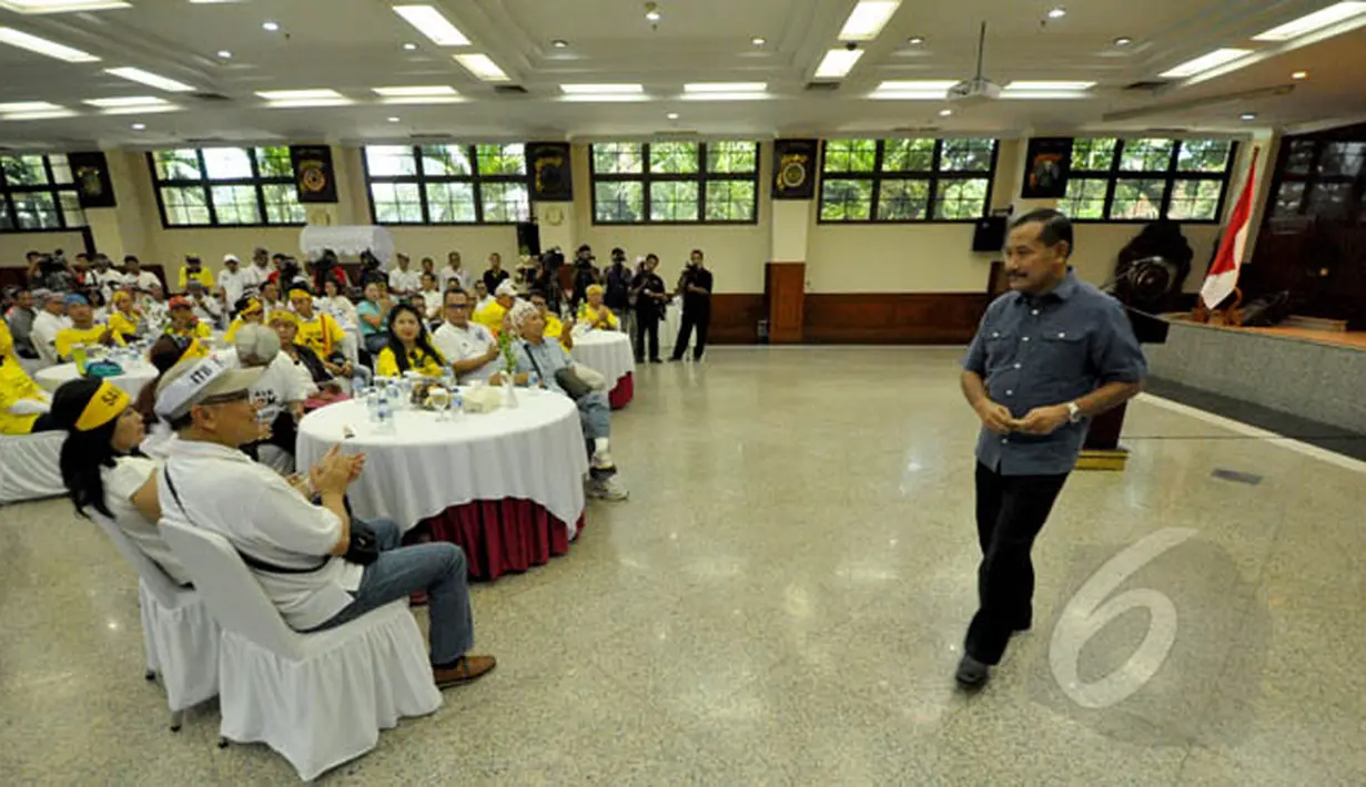 Calon Kapolri, Komjen Badrodin Haiti saat menghadiri pertemuan dengan civitas akademika dari berbagai perguruan tinggi di Indonesia di Markas Besar Polri, Jakarta, Minggu (22/2/2015). (Liputan6.com/Faizal Fanani)