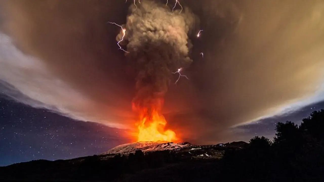 Penampakan Mengerikan Sekaligus Indah Erupsi Gunung Etna