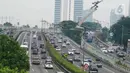 <p>Kendaraan melintas di ruas Jalan Gatot Subroto, Jakarta, Senin (9/5/2022). Pembatasan kendaraan roda empat dengan sistem Ganjil Genap (GaGe) di wilayah DKI Jakarta mulai Senin, 9 April 2022, seiring dengan berakhirnya cuti bersama libur Lebaran 2022 atau Idul Fitri 1443 H. (Liputan6.com/Herman Zakharia)</p>