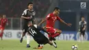 Pemain Persija, Ramdani Lestaluhu melompat menghindari tekel pemain Home United saat laga kedua Semifinal Zona Asia Tenggara Piala AFC 2018 di Stadion GBK, Jakarta, Selasa (15/5). Babak pertama Persija tertinggal 1-3. (Liputan6.com/Helmi Fithriansyah)