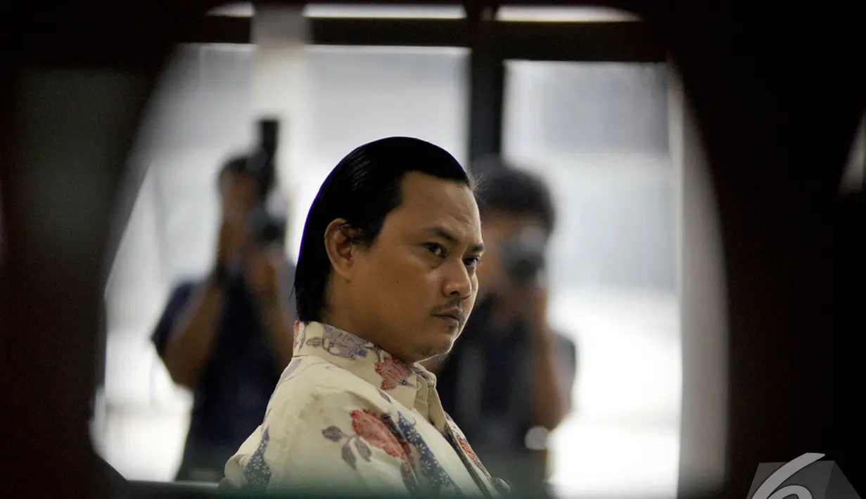 Ekspresi Riefan Avrian saat hakim menjatuhkan vonis kepada dirinya di Pengadilan Tipikor, Jakarta, Rabu (17/12/2014). (Liputan6.com/Miftahul Hayat)