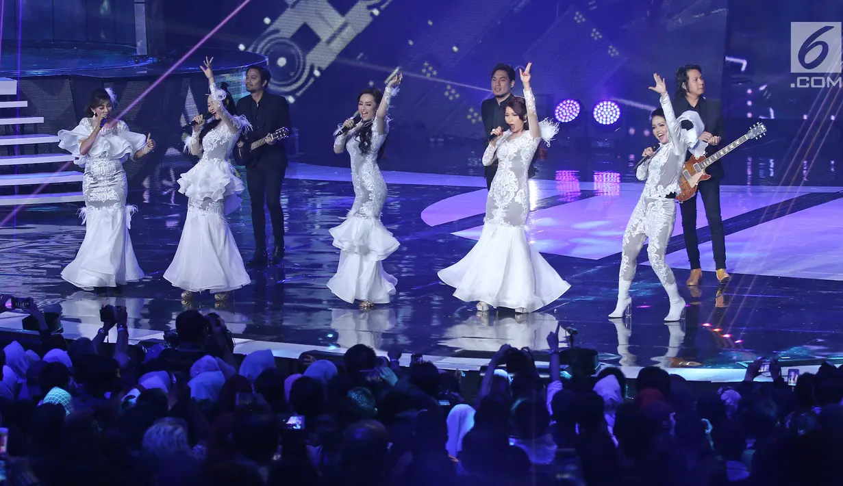 Grup Band Armada dan Bintang Pantura hibur penonton pada perayaan HUT Indosiar ke-23 di Jakarta Convention Center (JCC), Kamis (11/1). Mereka berkolaborasi membawakan lagu membawakan lagu Pergi Pagi Pulang Pagi. (Liputan6.com/Helmi Fithriansyah)