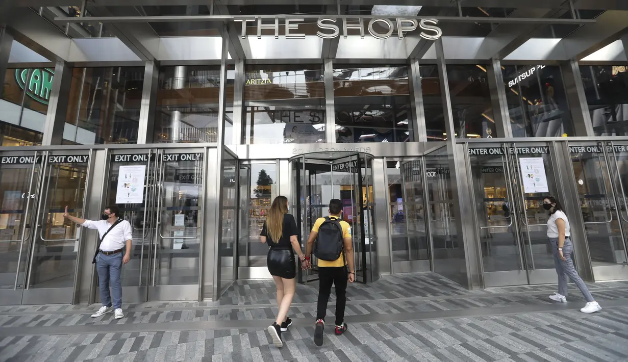 Pengunjung masuk ke pusat perbelanjaan Hudson Yards, New York City, Amerika Serikat, 9 September 2020. Pusat perbelanjaan di New York City diizinkan kembali buka dengan kapasitas 50 persen, setelah ditutup beberapa bulan sejak New York memberlakukan karantina wilayah. (Xinhua/Wang Ying)