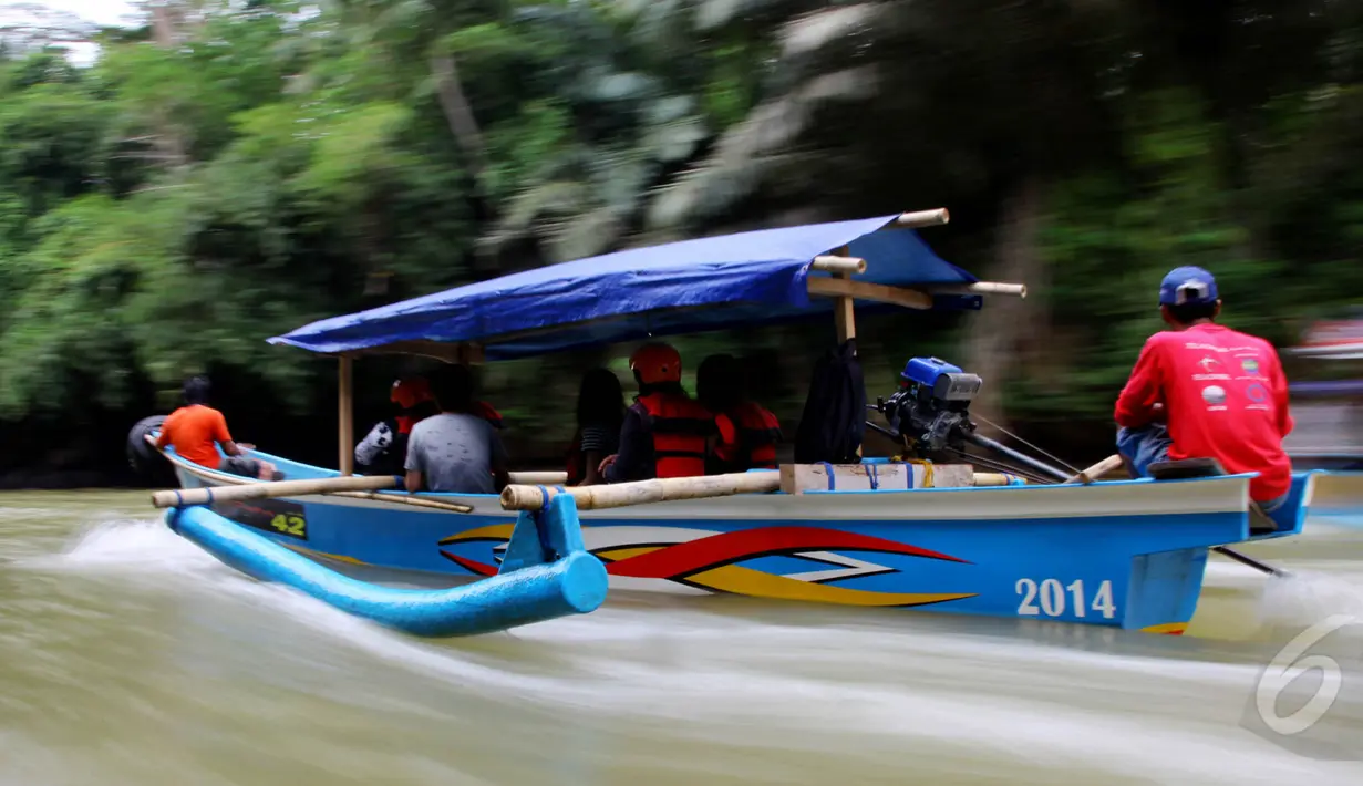 Sebuah perahu meluncur membawa wisatawan menikmati pesona stalagnit dan stalaktit yang unik di Green Canyon, Jawa Barat, Sabtu (17/5/2015). (Liputan6.com/Andrian M Tunay)