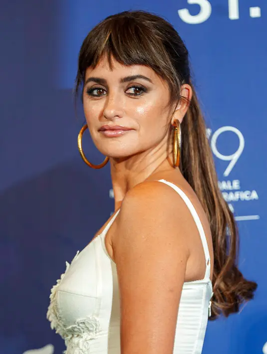 <p>Penelope Cruz berpose untuk fotografer saat sesi pemotretan untuk film 'On The Fringe' pada Venice Film Festival edisi ke-79 di Venesia, Italia, 6 September 2022. Berpose untuk para fotografer, Penelope Cruz membuat mereka terpana karena keterampilan pemodelannya. (AP Photo/Domenico Stinellis)</p>