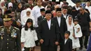 Presiden ke-6 RI Susilo Bambang Yudhoyono (SBY) menggandeng cucu-cucunya saat menghadiri pemakaman sang istri Ani Yudhoyono di TMP Kalibata, Jakarta, Minggu (2/6/2019). Ani Yudhoyono dimakamkan di samping pusara istri presiden ke-3 RI BJ Habibie, Ainun Habibie. (Liputan6.com/JohanTallo)