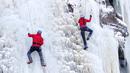 Orang-orang memanjat dinding es buatan di desa Vir, Republik Ceko, Minggu (14/2/2021). Ketika suhu turun di Republik Ceko, pemanjat tebing memanfaatkan kondisi beku dengan mengubah permukaan batu menjadi dinding es setinggi 20 meter untuk pendaki. (AP Photo/Petr David Josek)