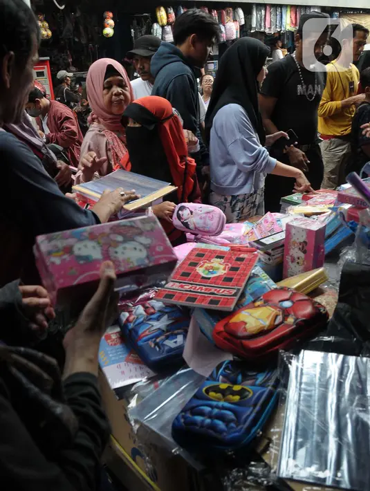 Para orang tua tengah sibuk untuk mencari aneka perlengkapan sekolah untuk anaknya. (merdeka.com/Imam Buhori)