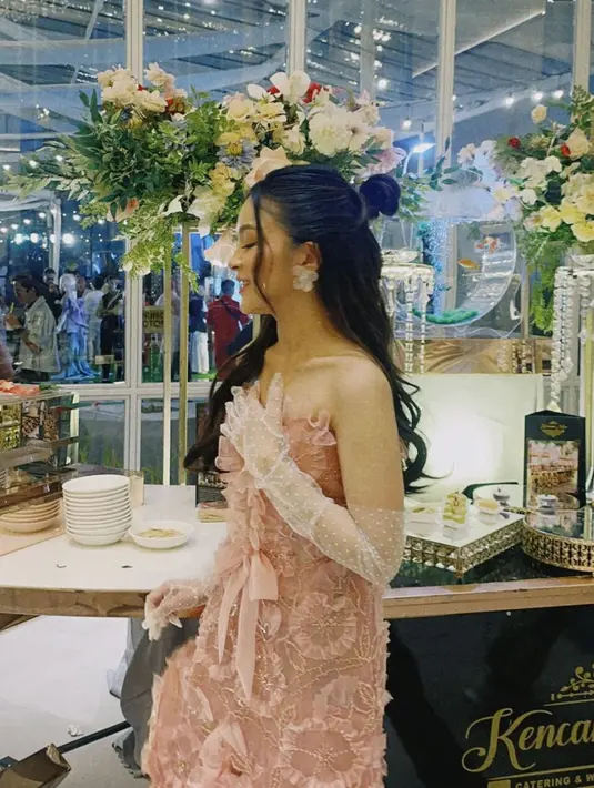 Sementara itu, Eca Aura mengenakan tube dress pink yang memiliki aksen renda-renda 3D dan pita besar di bagian depan. [@elsaajapasal]